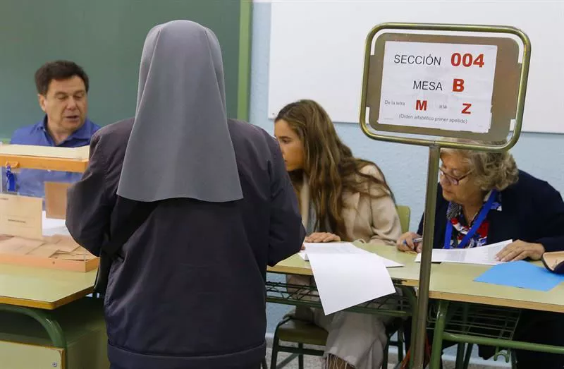 MOJAK BOZKATZEN MONJAS VOTANDO ELECCIONES GENERALES HAUTESKUNDEAK EFE