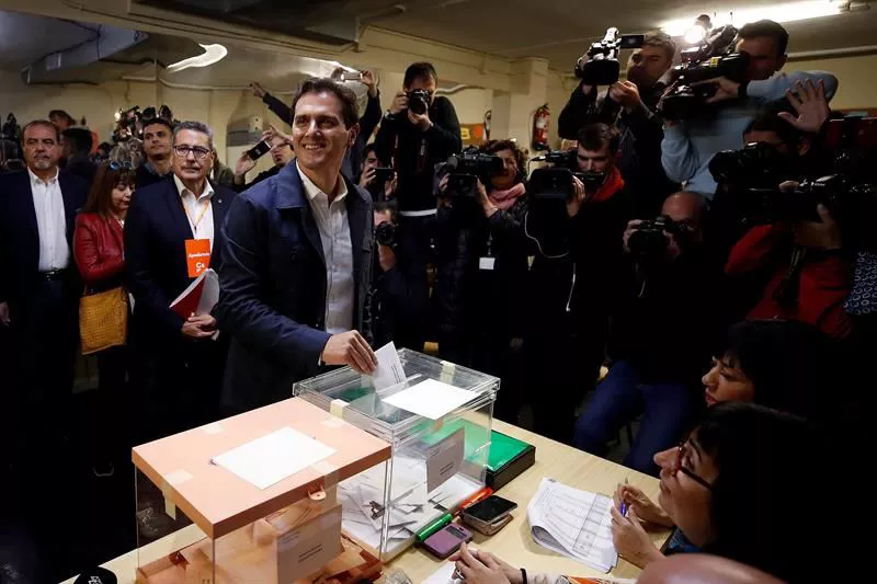 ALBERT RIVERA VOTANDO BOZKATZEN EFE