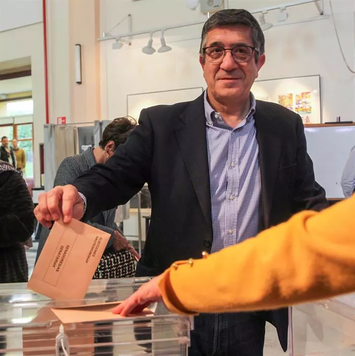 PATXI LOPEZ BOZKATZEN VOTANDO EFE