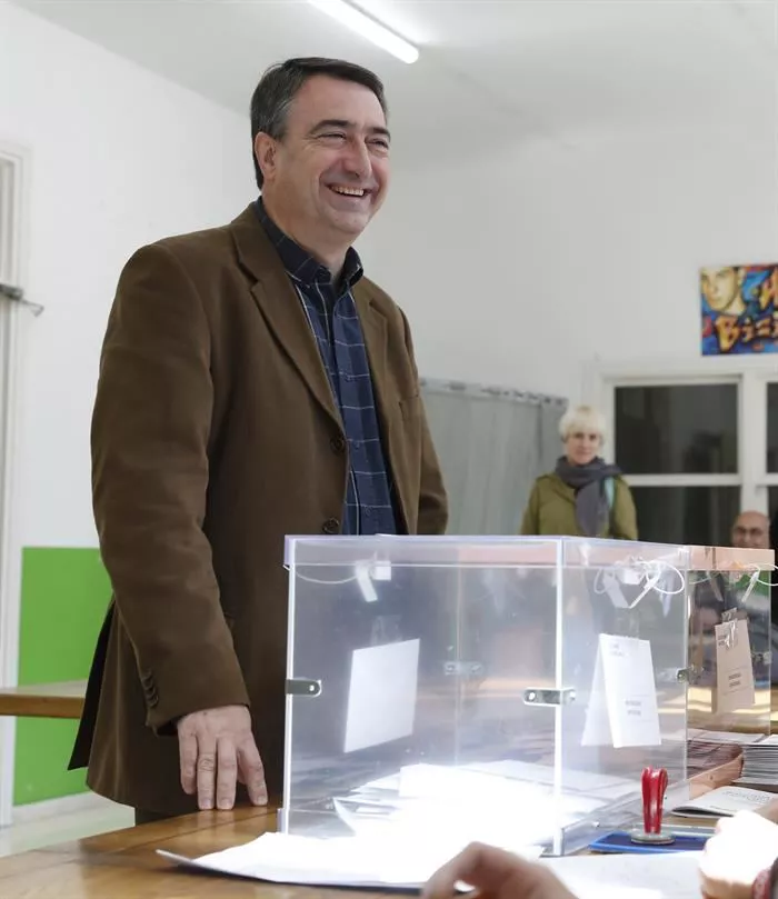 AITOR ESTEBAN BOZKATZEN VOTANDO EFE