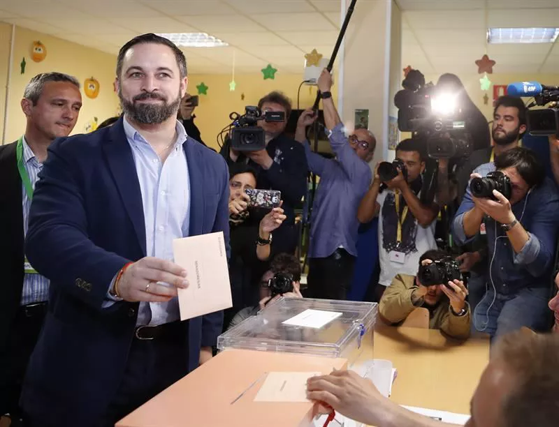 SANTIAGO ABASCAL VOTANDO BOZKATZEN EFE