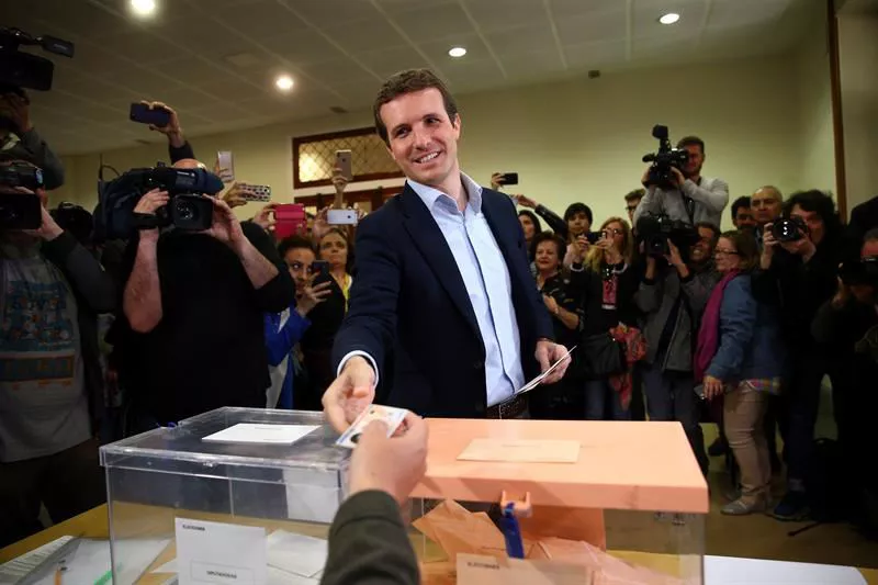 PABLO CASADO BOZKATZEN VOTANDO EFE