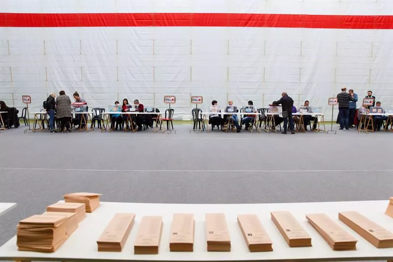 Dena prest botoa emateko. (Argazkia: EFE)