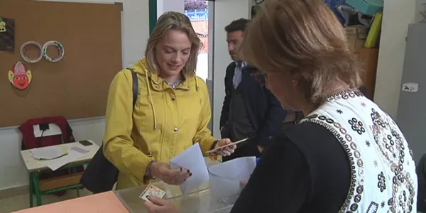 Raquel Gonzalez (PP Bilbo), botoa ematen. (Argazkia: EiTB)