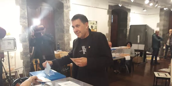Arnaldo Otegi (EH Bildu), botoa ematen. (Argazkia:  Euskadi Irratia)