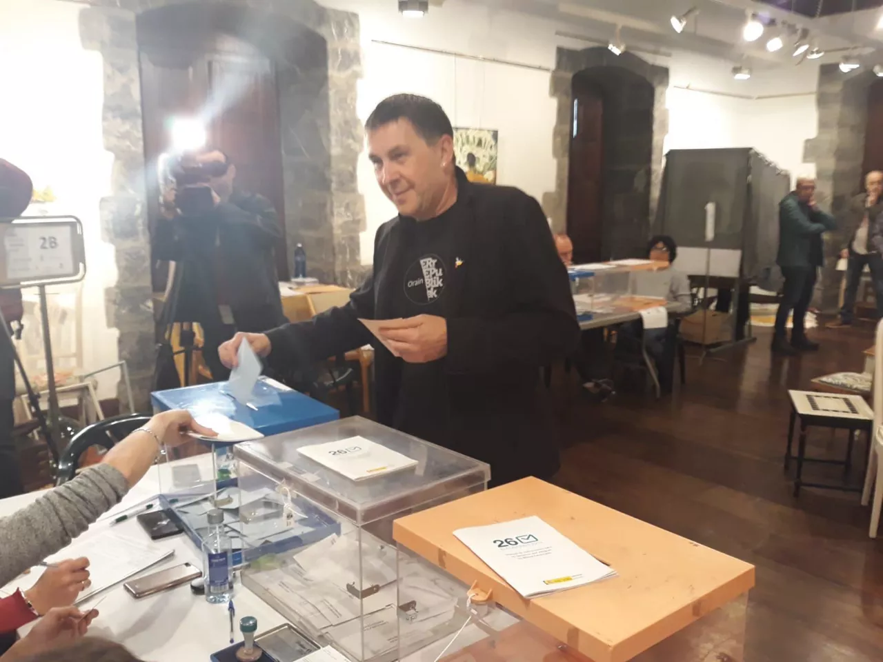 Arnaldo Otegi (EH Bildu), botoa ematen. (Argazkia:  Euskadi Irratia)