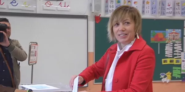 Miren Larrion (EH Bildu Gasteiz), botoa ematen. (Argazkia: EiTB)