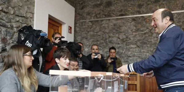 Andoni Ortuzar (EAJ), botoa ematen. (Argazkia: EFE)