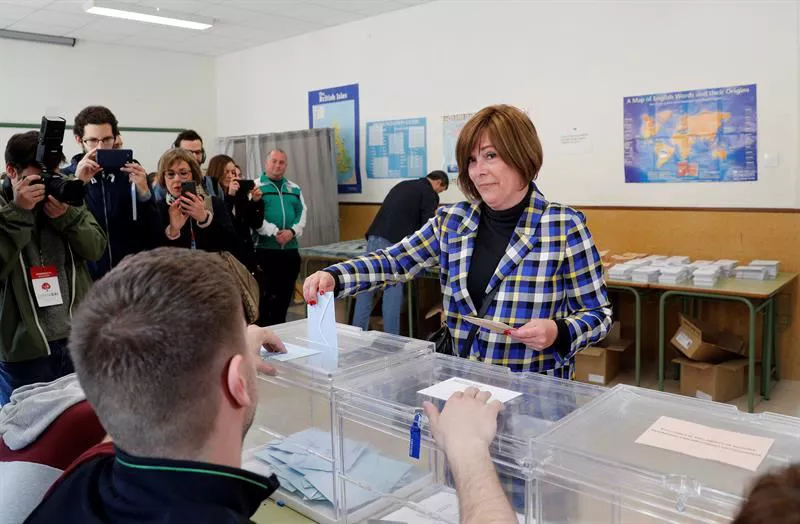 Uxue Barkos (Geroa Bai), botoa ematen. (Argazkia: EFE)