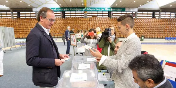Alfonso Alonso (PP), botoa ematen. (Argazkia: EFE)