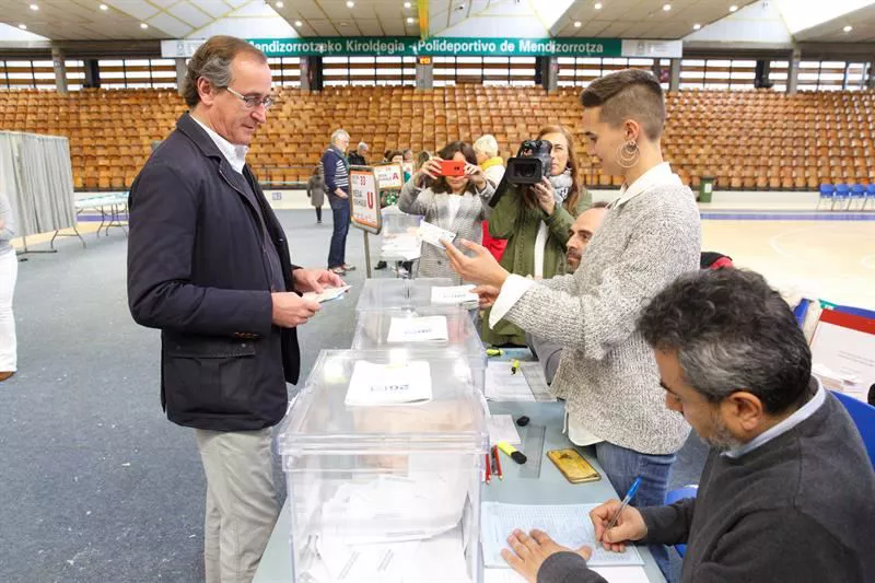 Alfonso Alonso (PP), botoa ematen. (Argazkia: EFE)