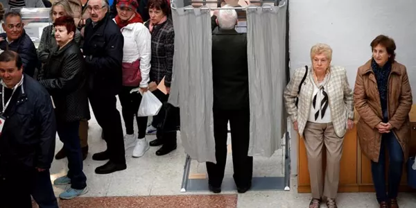 Hiritarrak, botoa emateko zain. (Argazkia: EFE)
