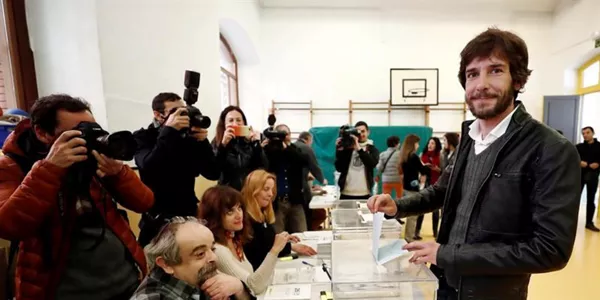 Mikel Buil (Podemos Nafarroa), botoa ematen. (Argazkia: EFE)