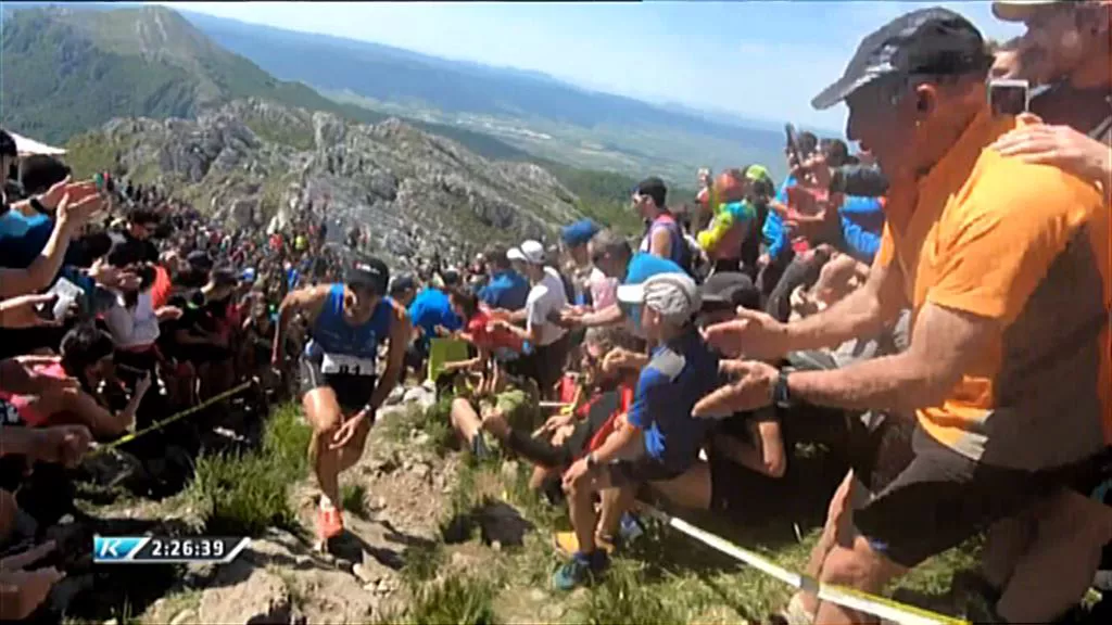 Santi Espiriteko aldapak nola zeuden ikusi besterik ez dago probak bildu duen jendetza imaginatzeko. Maratoi ikusgarria izan da 2019ko Zegama-Aizkorri lasterketa.