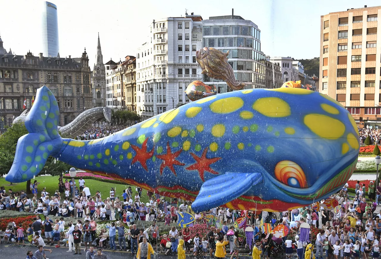 DESFILE BALLENA BILBOKO UDALA