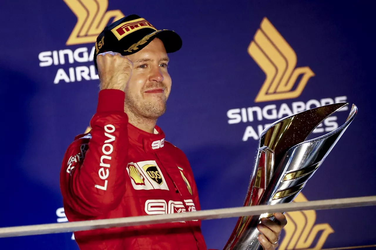 Vettel, 1 Formulan lortutako bere azken garaipena ospatzen