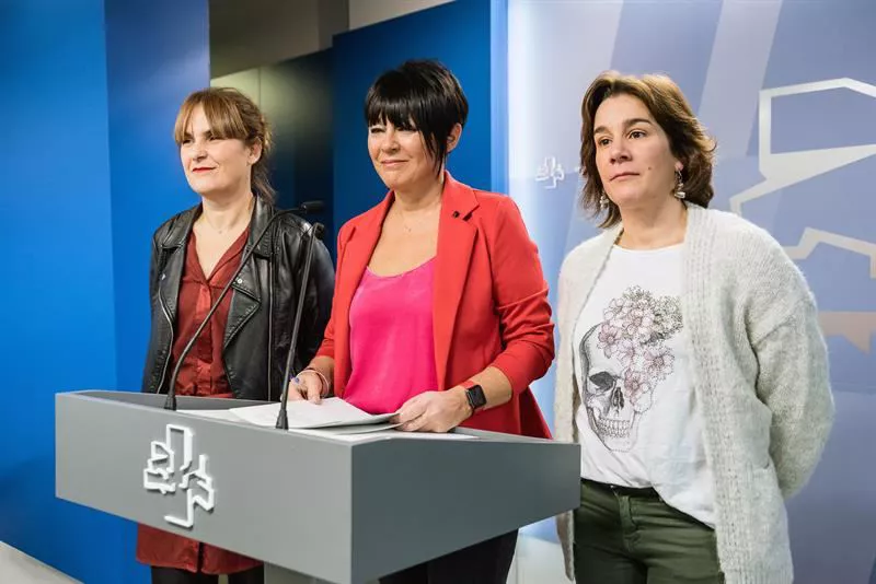 La portavoz parlamentaria de EH Bildu, Maddalen Iriarte, en el centro