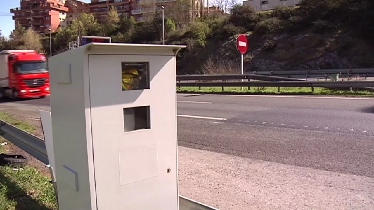 Colocar radares es una las medidas para reducir los accidentes en "puntos negros".