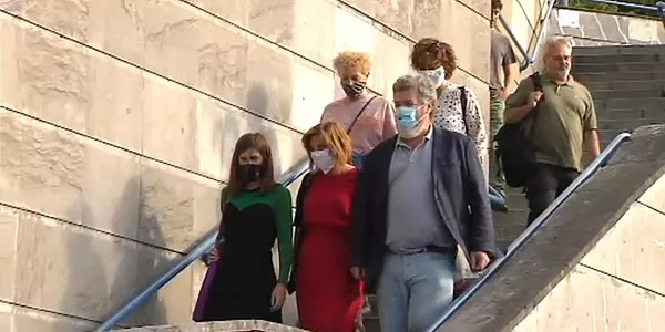 Llegada de Miren Gorrotxategi a la sede de Podemos Ahal Dugu. Imagen: EiTB