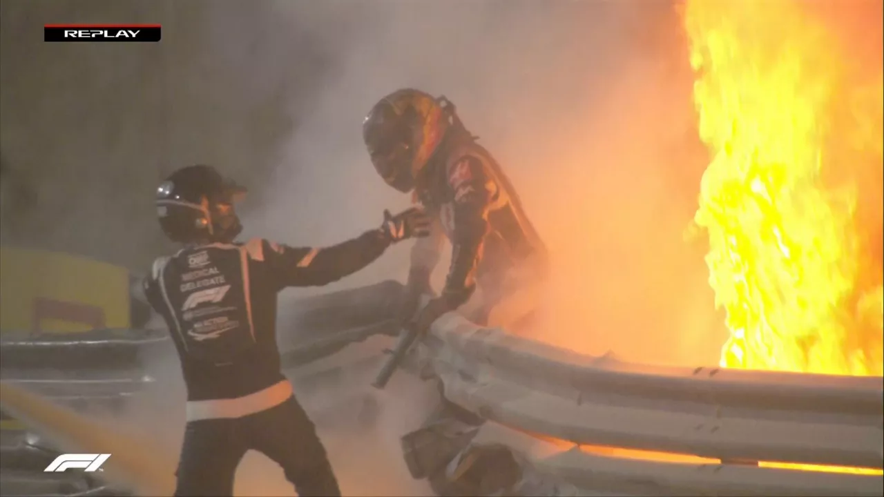 Romain Grosjean, abandonando su coche, en llamas.