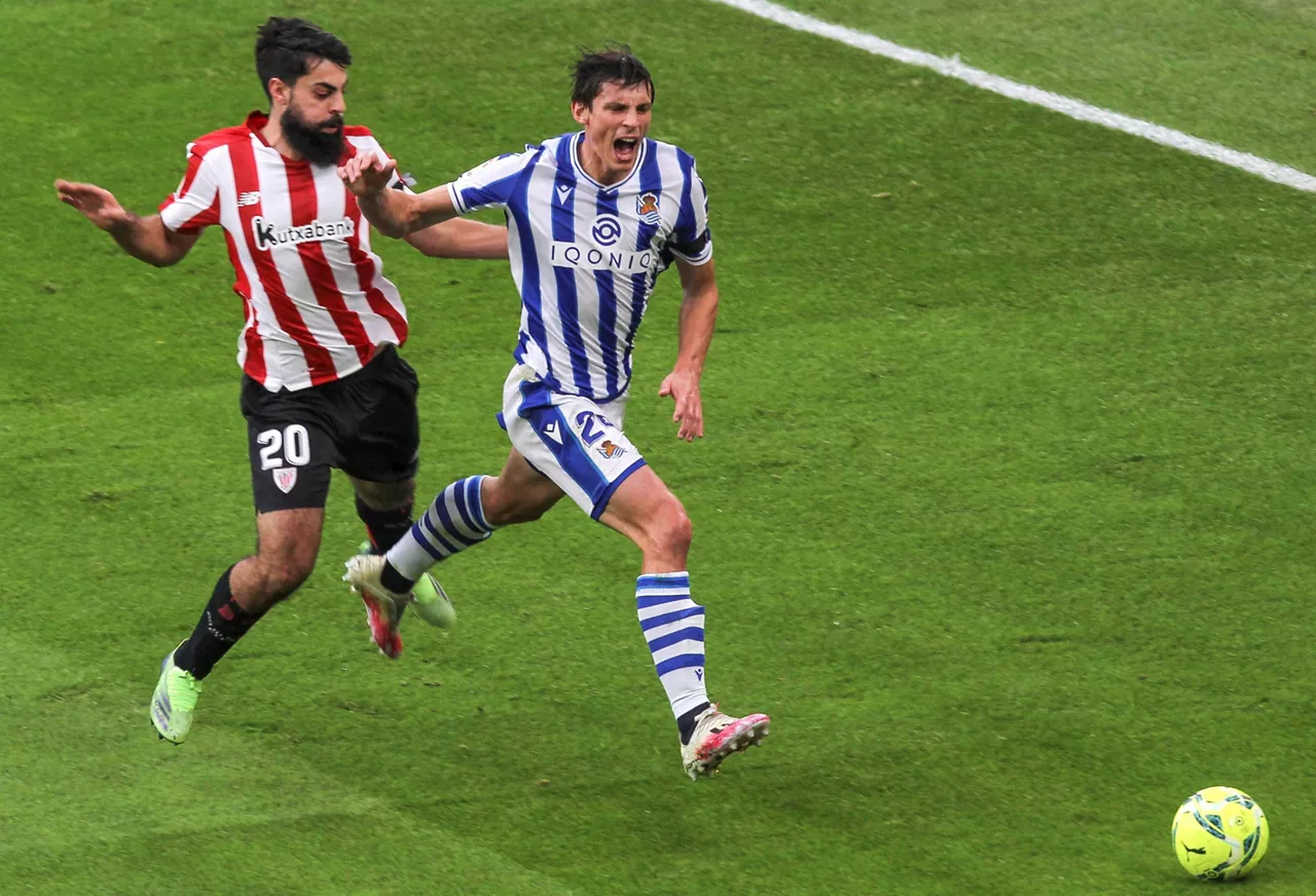 Villalibre y Le Normand, pugnan en el derbi de la temporada pasada.