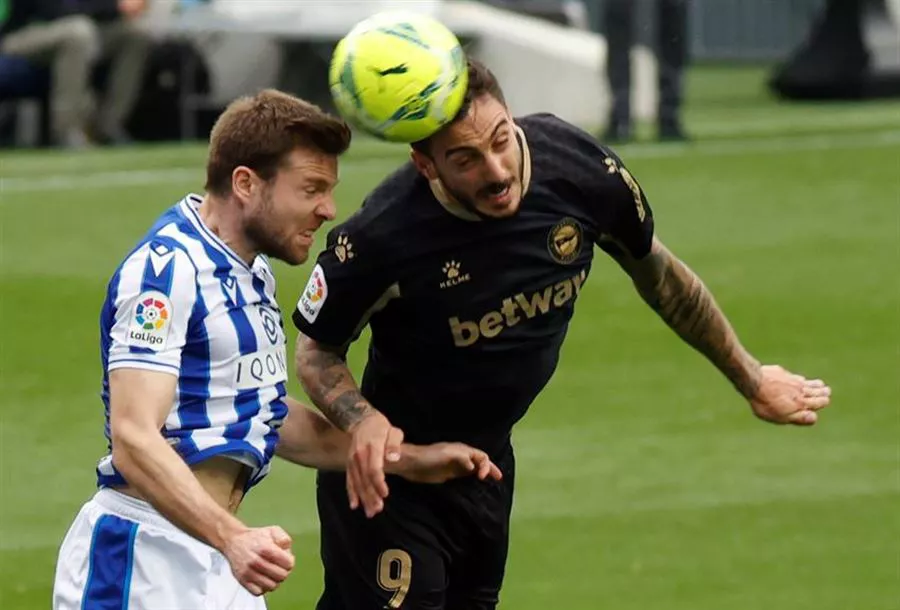 Illarramendi eta Joselu baloi baten lehian, joan zen denboraldiko derbian.