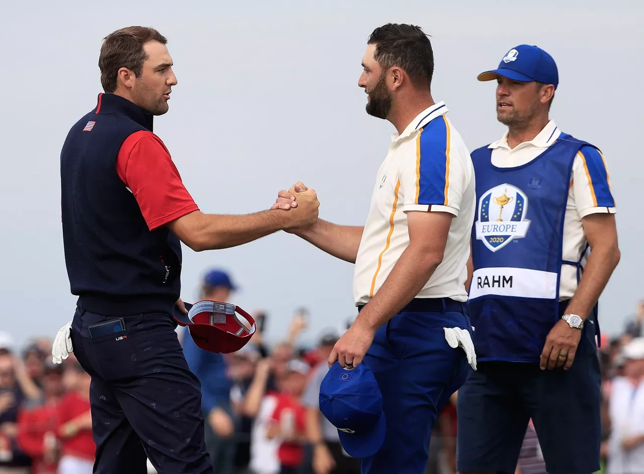 Jon Rahm y Scottie Scheffler elkarri eskua emanez euren lehiaren ostean. Argazkia: EFE