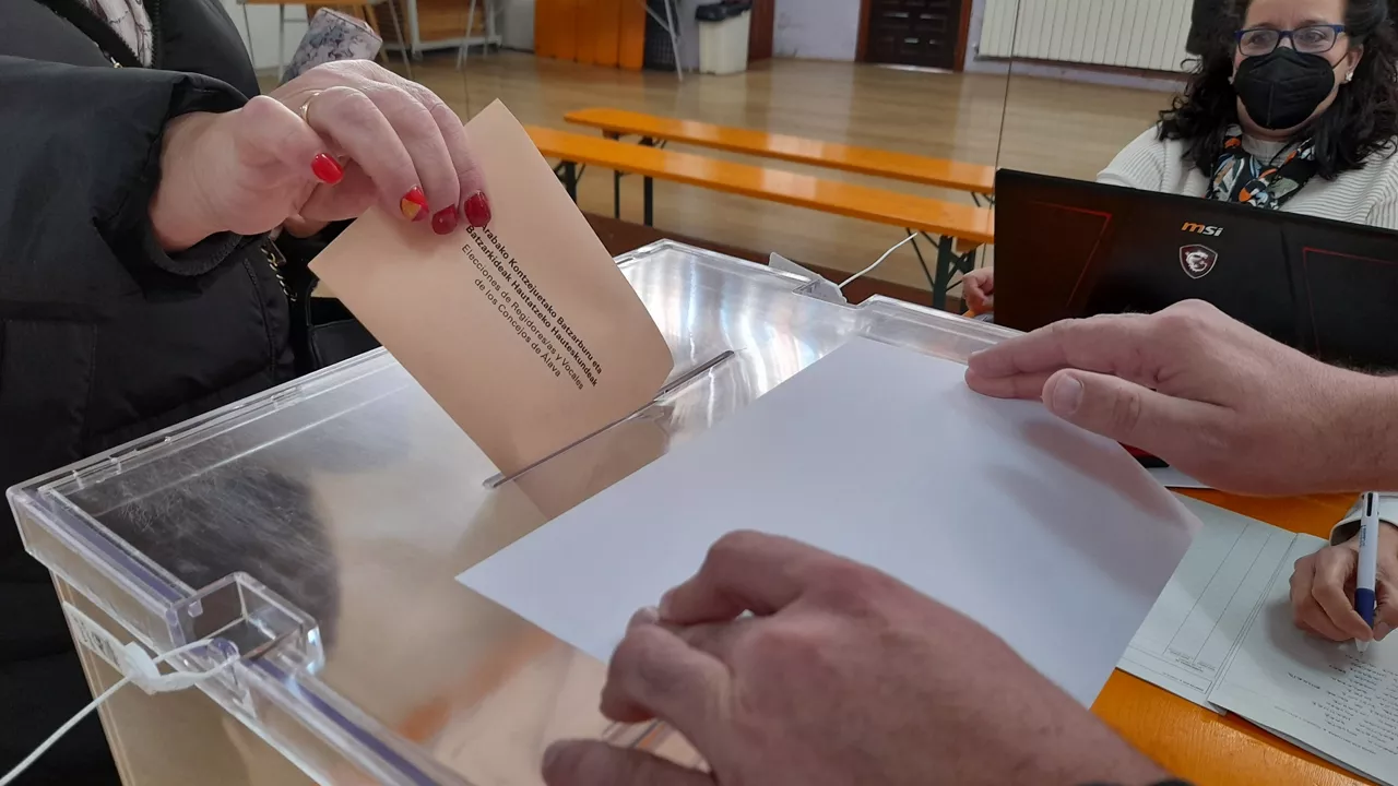 H 21N 002 EJERCIENDO EL DERECHO A VOTO EN UNA DE LAS 333 URNAS ELECTORALES REPARTIDAS POR TODO EL TERRITORIO ALAVES