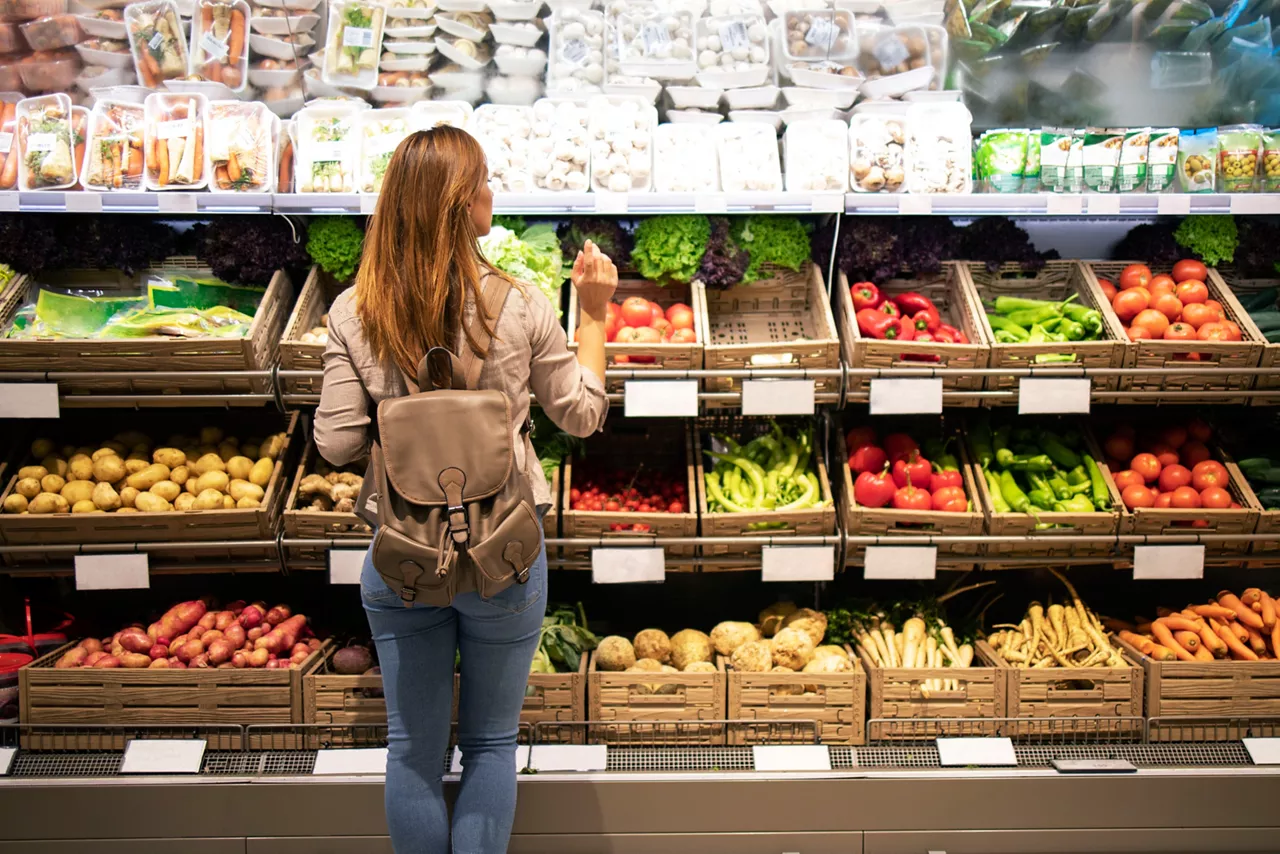 EMAKUMEA SUPERMERKATUAN NESKA EROSTEN MUJER SUPERMERCADO COMPRANDO COMPRAS ITURRIA: aleksandarlittlewolf FREEPIK.ES