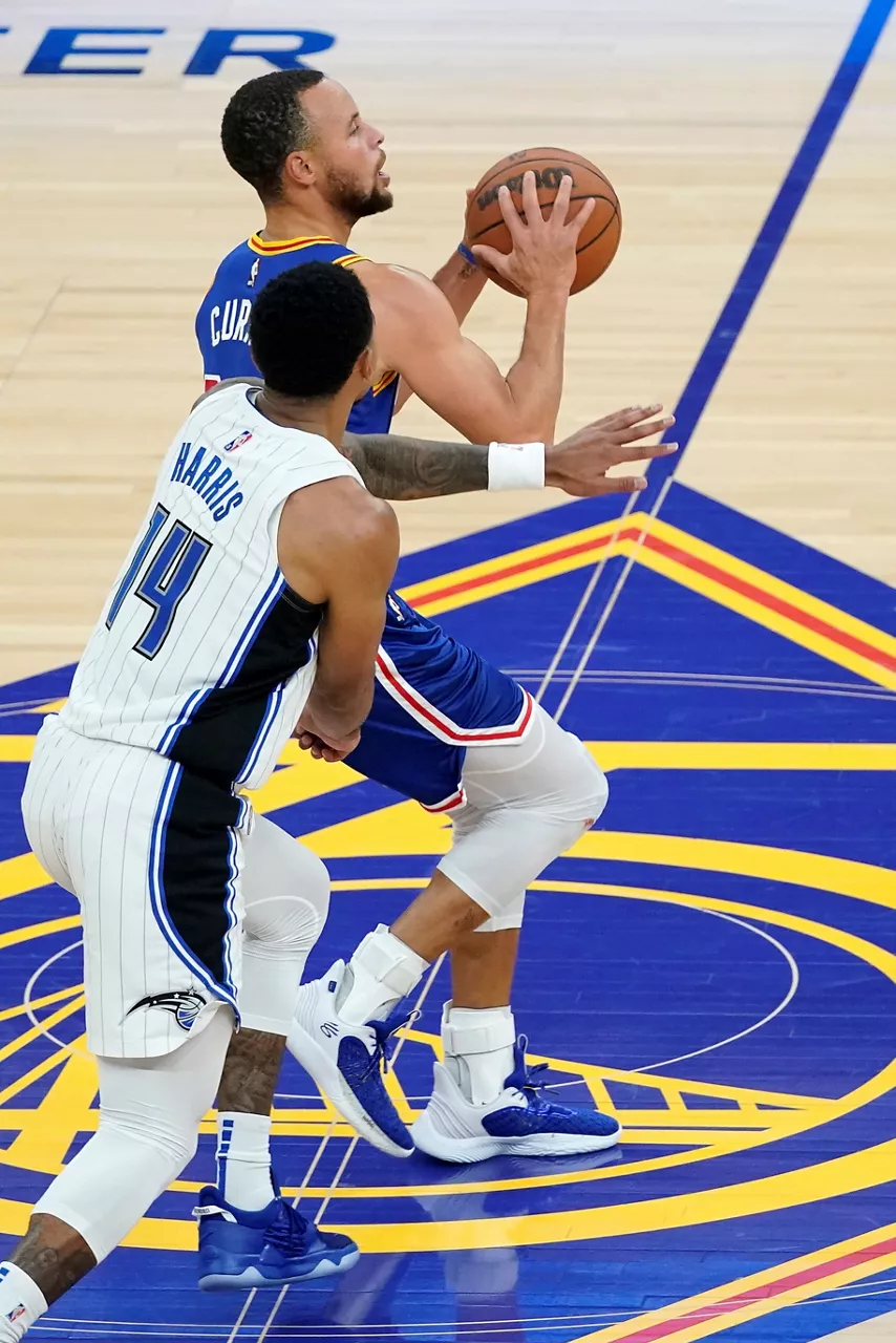 STEPHEN-CURRY-GOLDEN-STATE-WARRIORS-NBA-02