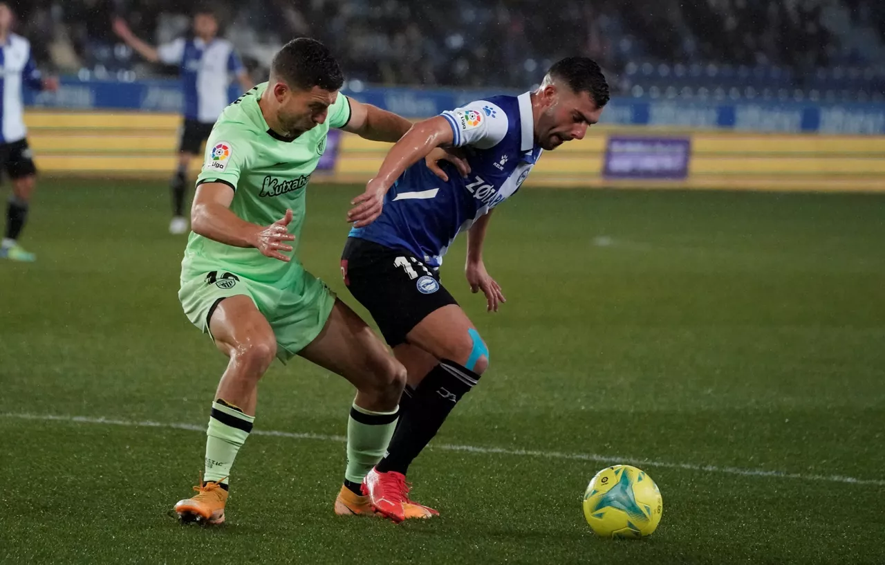 Oscar de Marcos eta Luis Rioja baloi baten lehian.