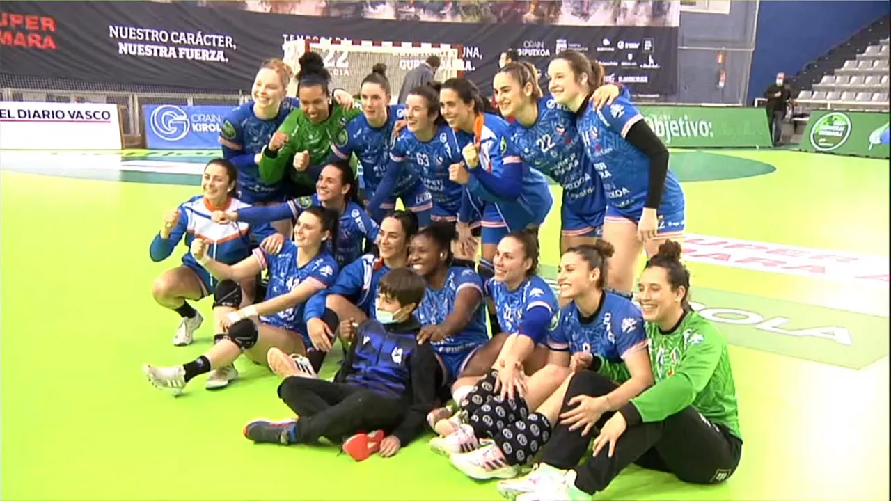 Las jugadoras del Bera Bera celebran la victoria.