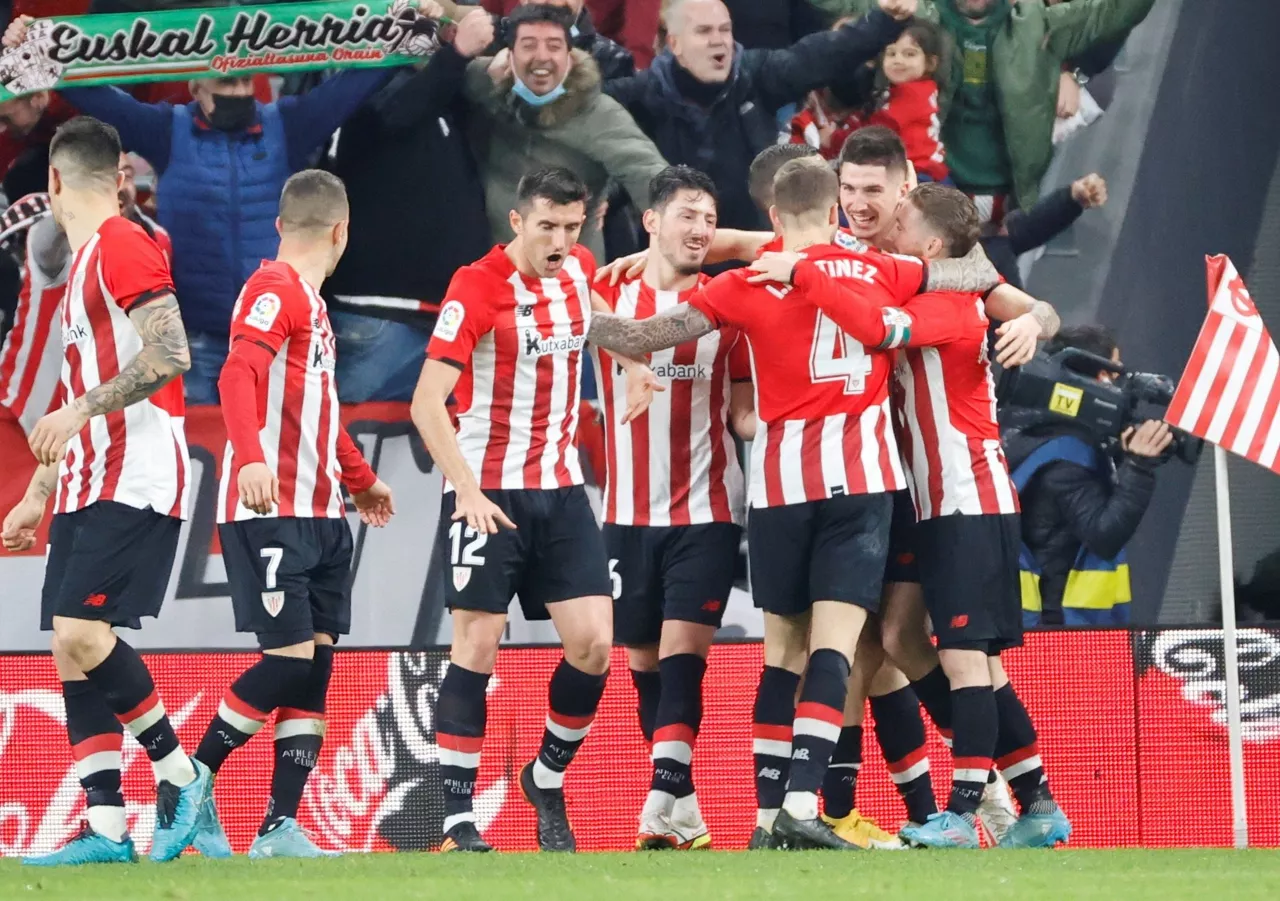 Athletieko jokalariak garaipena ospatzen. Argazkia: EFE