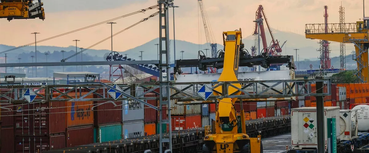 puerto de bilbao bilboko portua contenedores edukiontziak