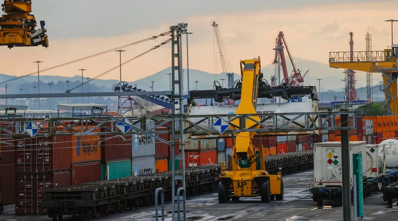 puerto de bilbao bilboko portua contenedores edukiontziak
