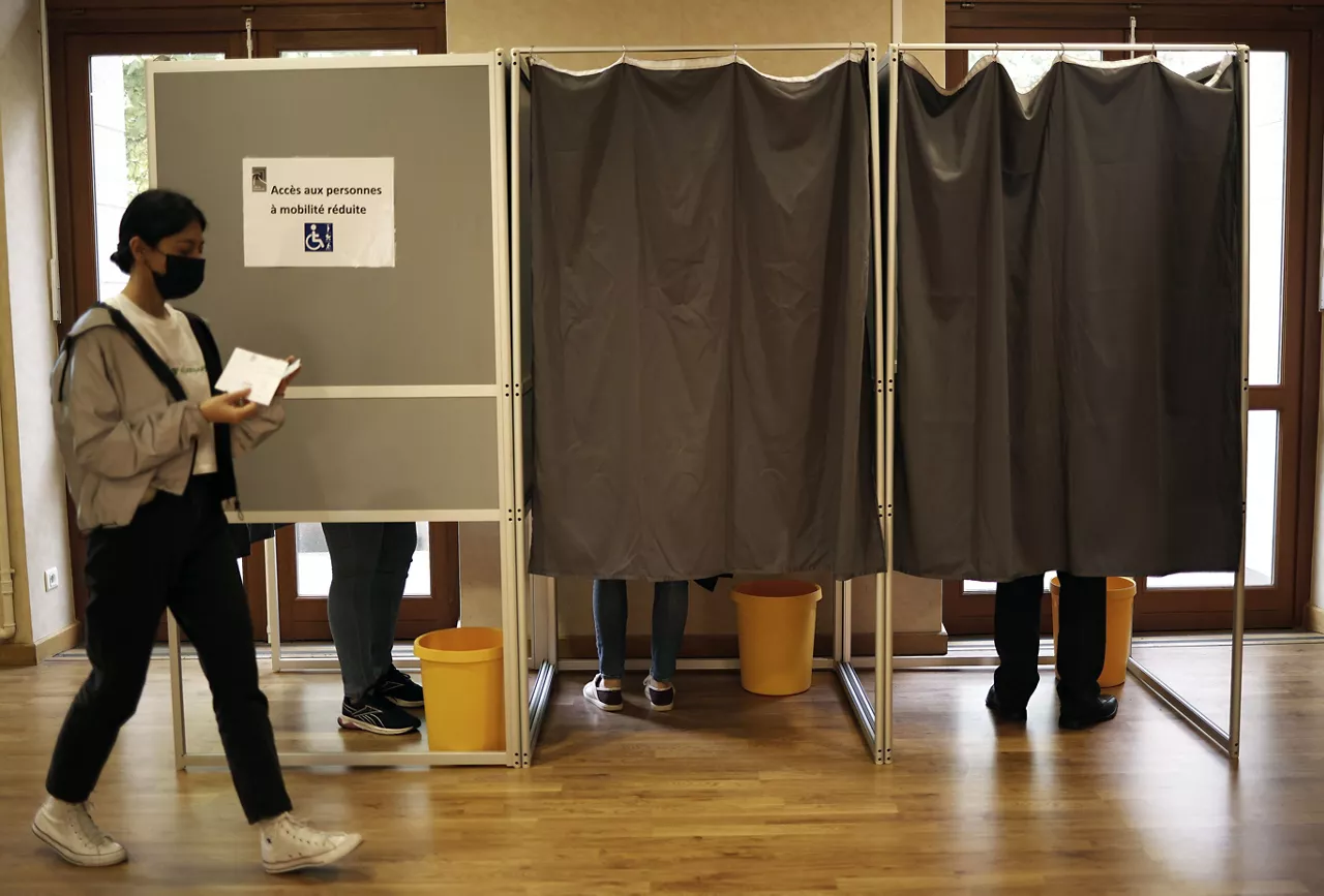  frantziako hauteskundeak elecciones francia macron le pen urnas 