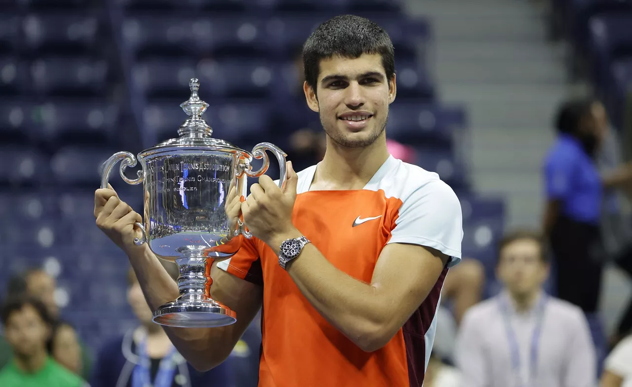 Carlos Alcaraz Estatu Batuetako Irekiko irabazlearen garaikurrarekin