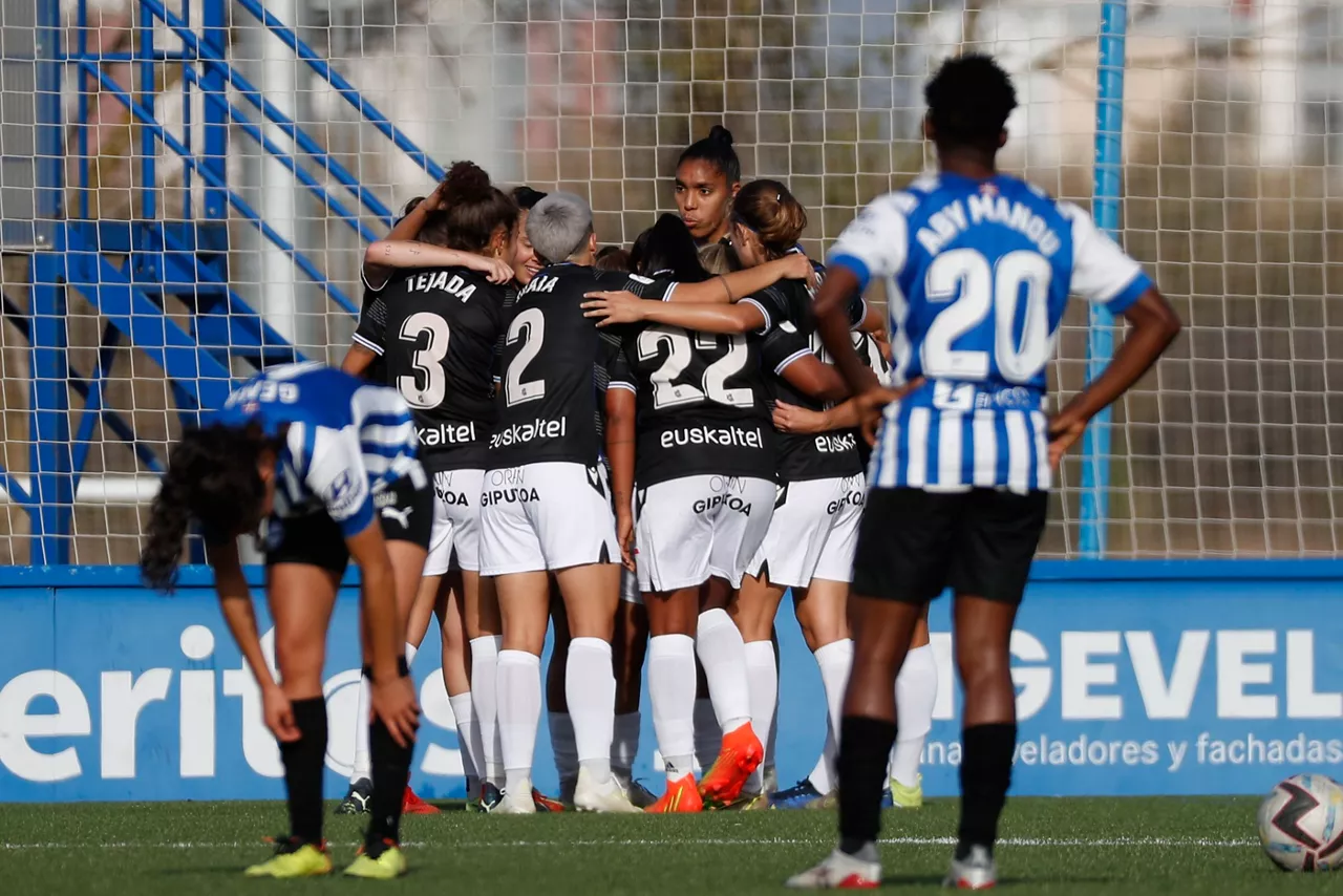 Las jugadoras de la Real celebrando uno de los goles