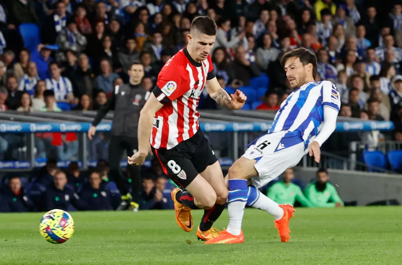 Oihan Sancet y David Silva, en el derbi Real-Athletic de la primera vuelta. Foto: EFE.