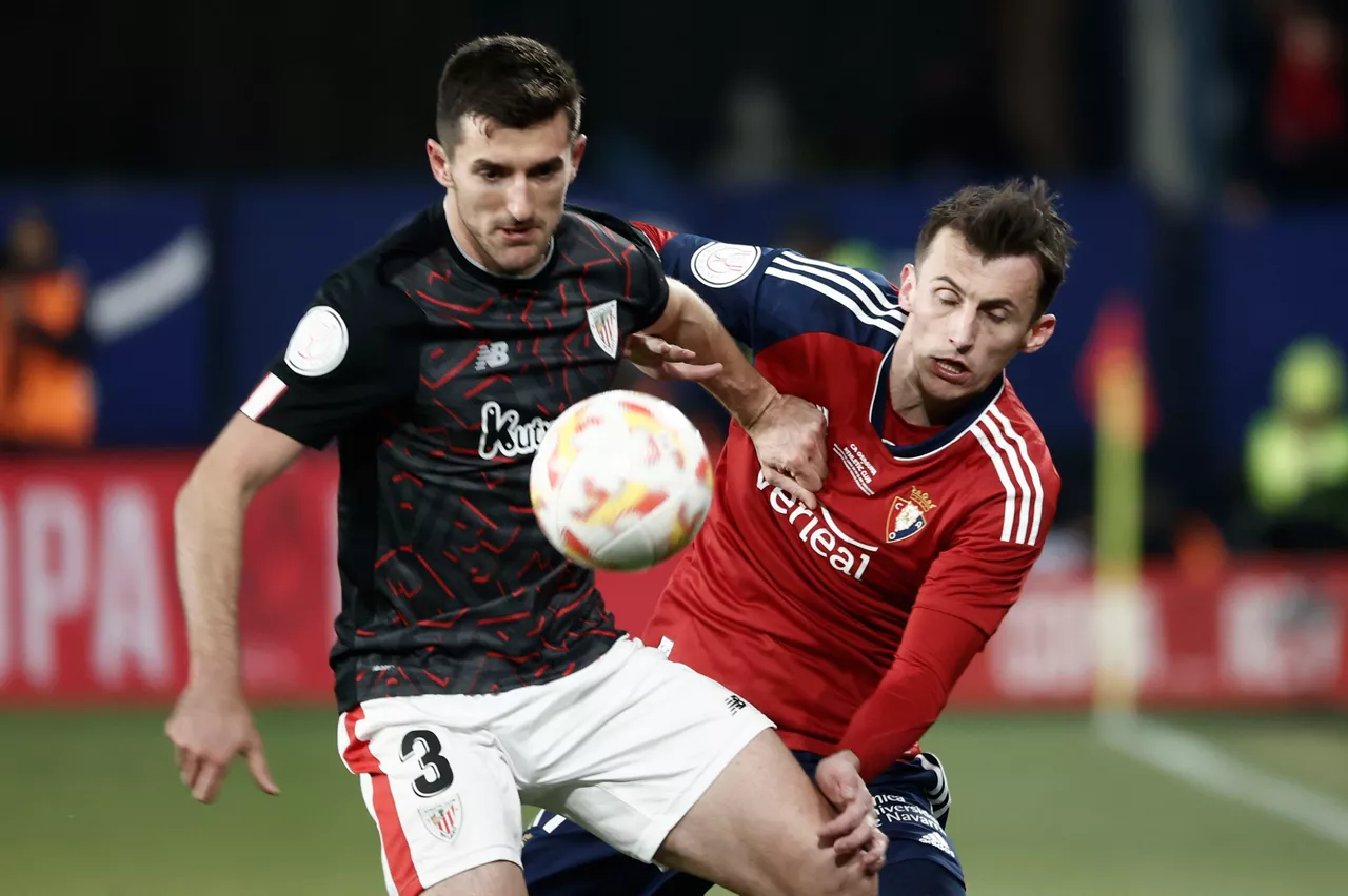Dani Vivian y Ante Budimir, en una jugada del partido de ida. Foto: EFE.