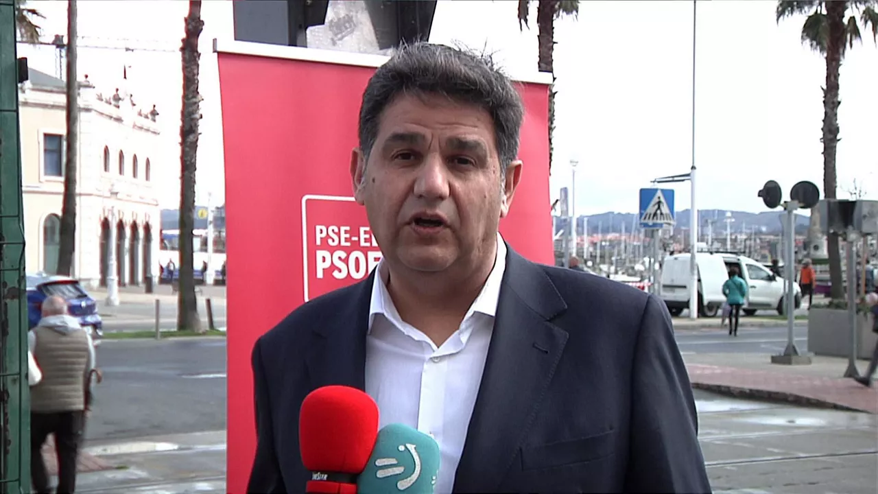 Juan Andrades, en declaraciones ante los medios en Santurtzi. Foto: EITB Media