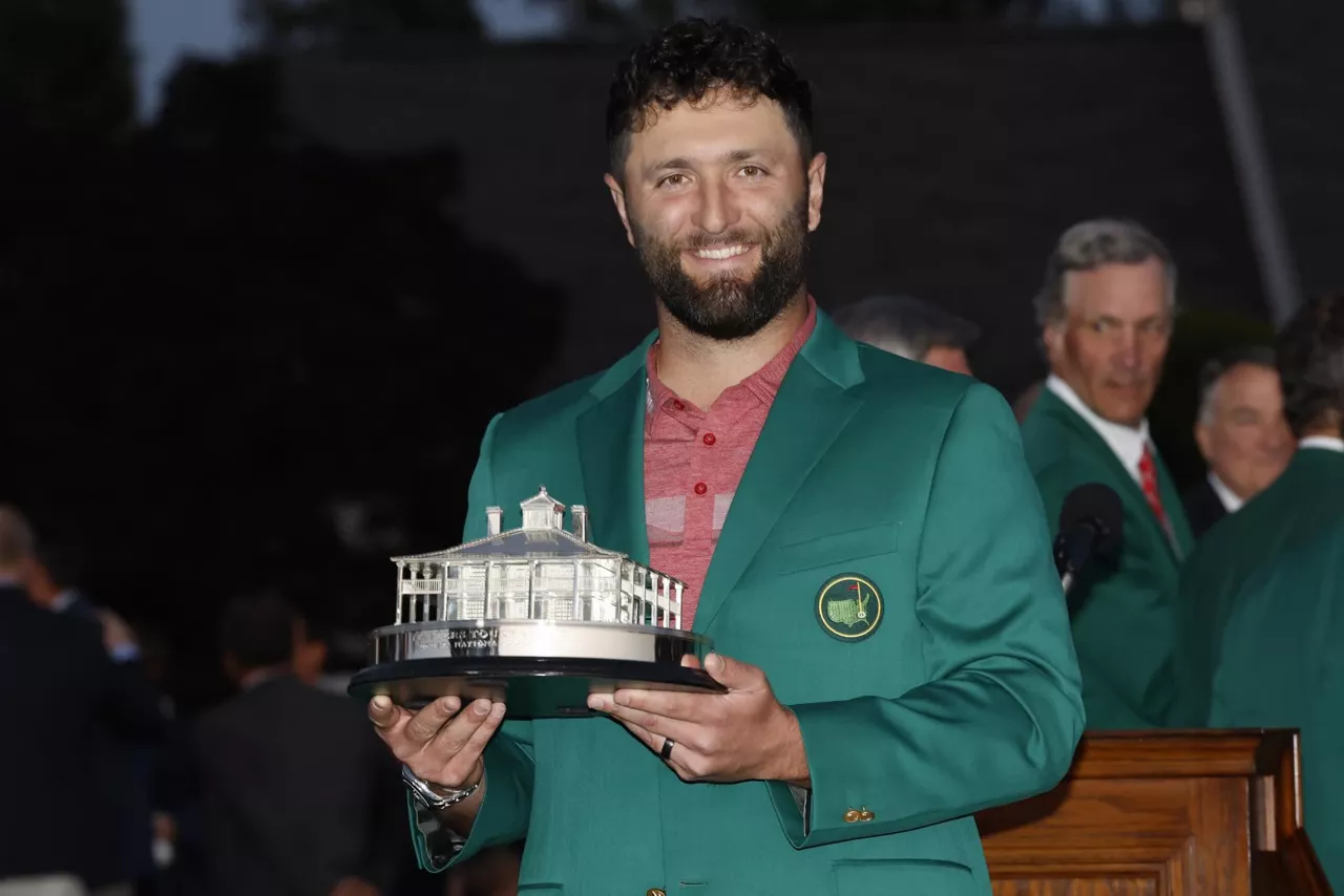 Jon Rahm, Augustako Masterreko irabazlearentzako txaketa berdea aldean. Argazkia: EFE.