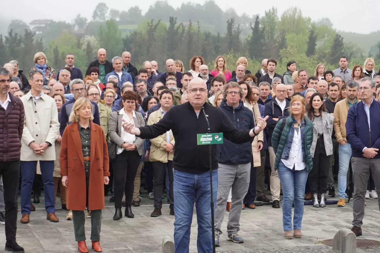 Egibar, junto con miembros del partido, en Hernani. Foto: PNV