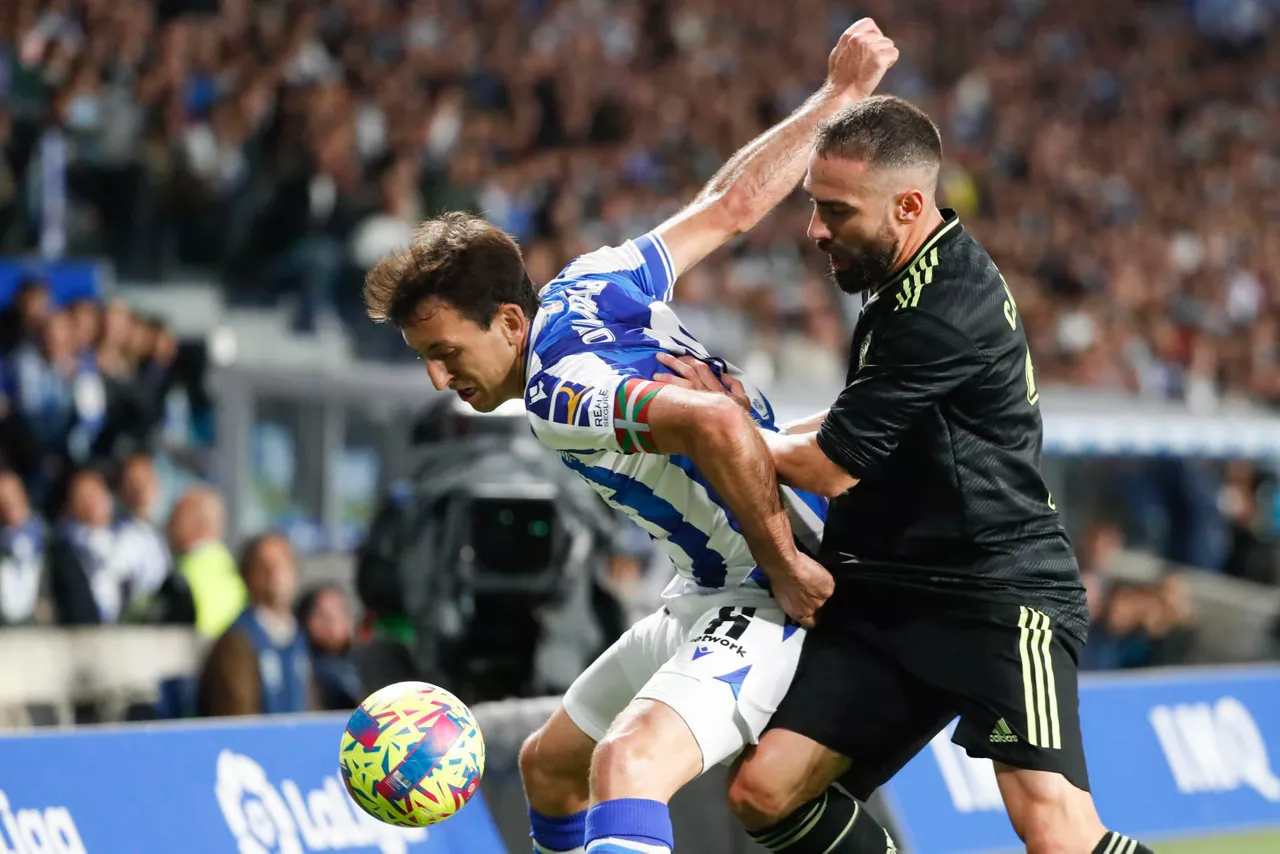 Mikel Oyarzabal eta Carvajal, duela urtebeteko Reala-Real Madril partidan. Argazkia: EFE.