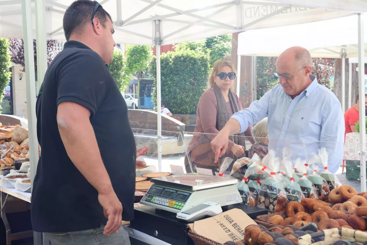 Juan Karlos Izagirre, Donostiako alkategaia, erosketak egiten. Argazkia: EH Bildu