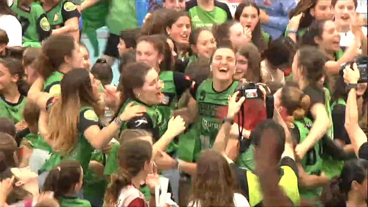 Beti-Onakekeko jokalariak garaipena ospatzen. Argazkia: EITB Media.