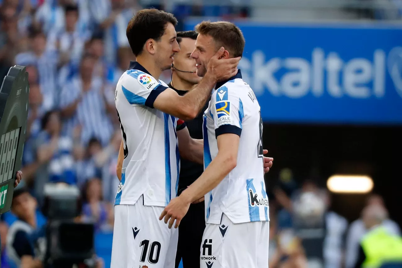 Saludo entre Mikel Oyarzabal y Asier Illarramendi. Foto: EFE