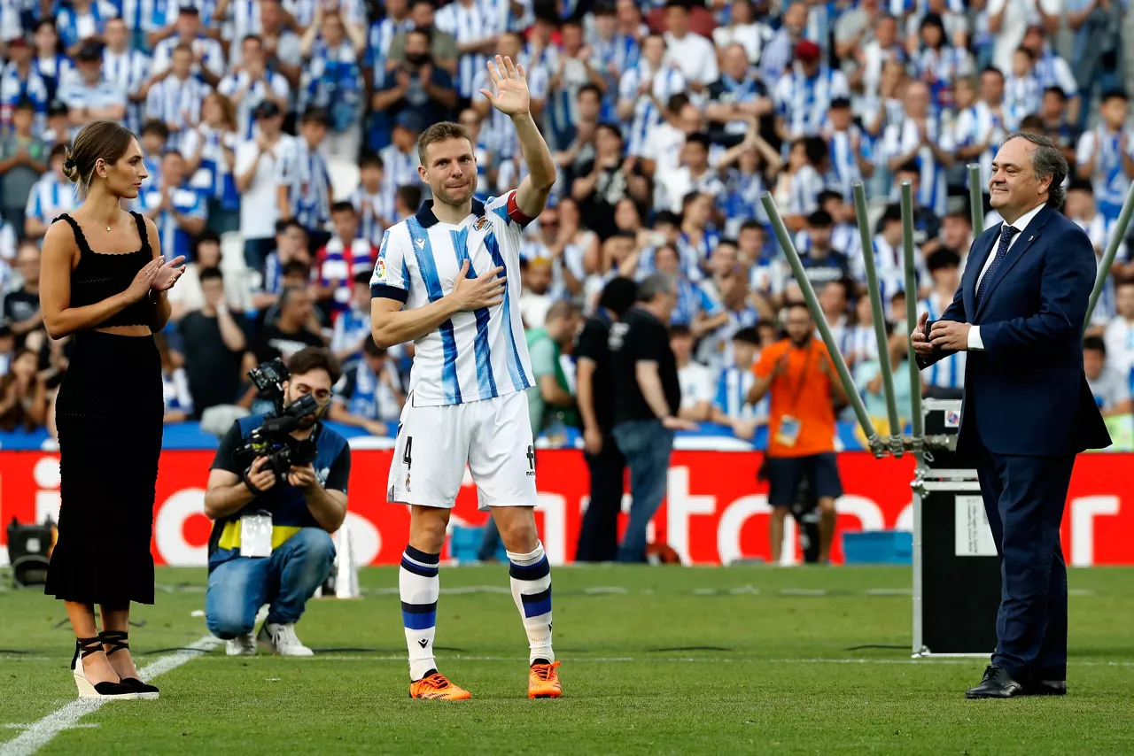 Illarramendi recibió la insignia de oro y brillantes de la Real Sociedad. Foto: EFE