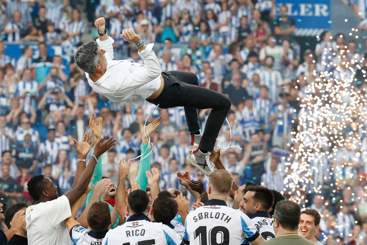 Imanol Alguacil, manteado por sus jugadores. Foto: EFE