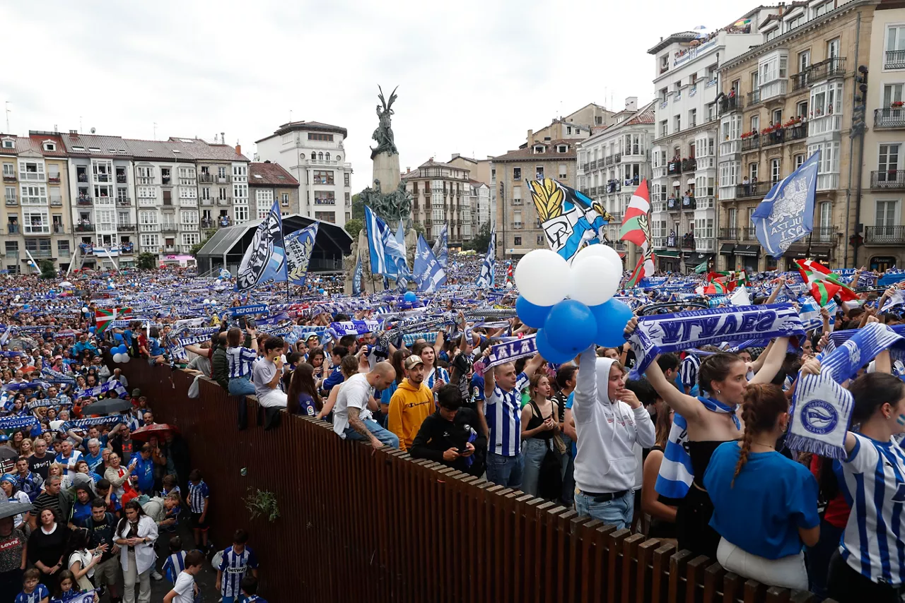 Alavesen zaleak igoera ospatzen.